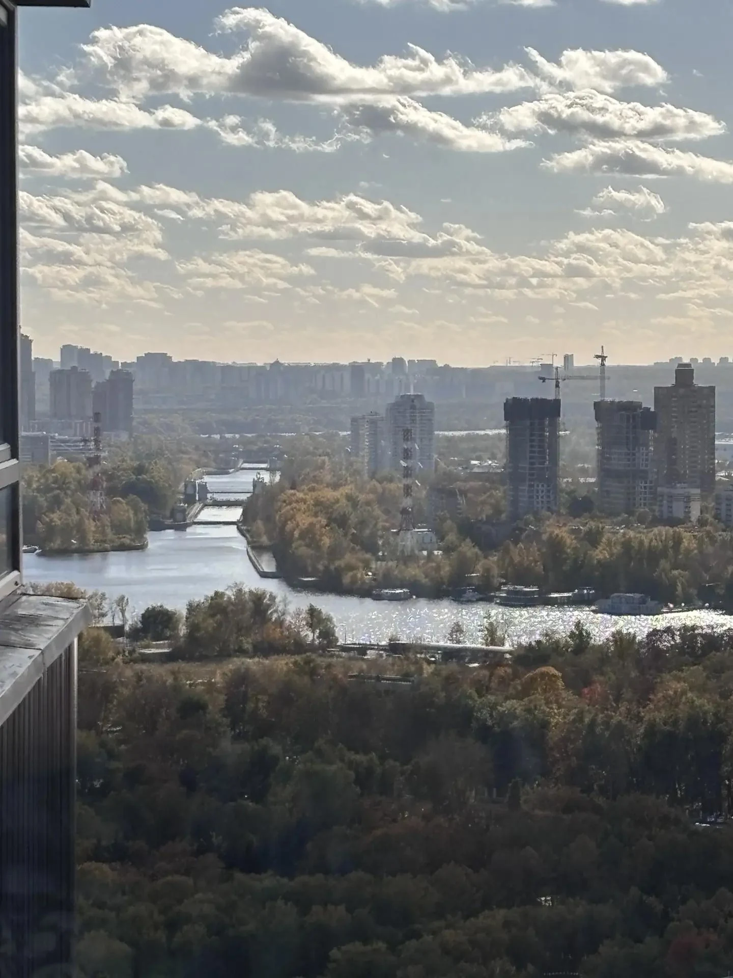 Вид из квартиры на город, зелень и воду